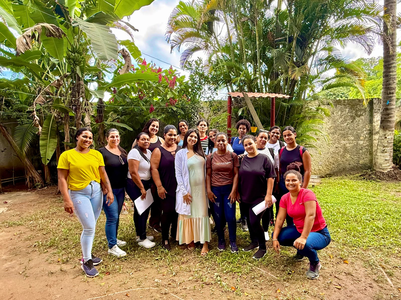 Alunos do curso de cuidador de idosos em treinamento prático presencial